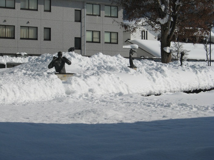 中庭の彫刻も雪の中